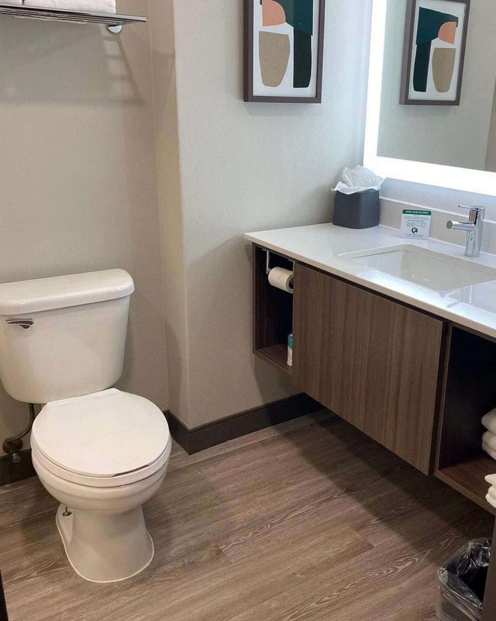 American hotel bathroom